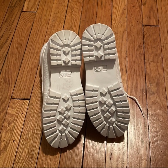 Selling my Fila boots, color white, size 9.5. Like new. - Picture 3 of 4